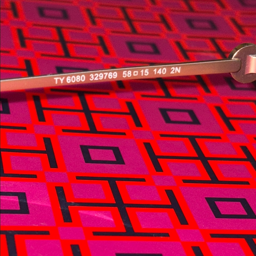 Beautiful Tory Burch Oversized Sunnies w/
metal and stunning purple accents 🩷 - Picture 9 of 16